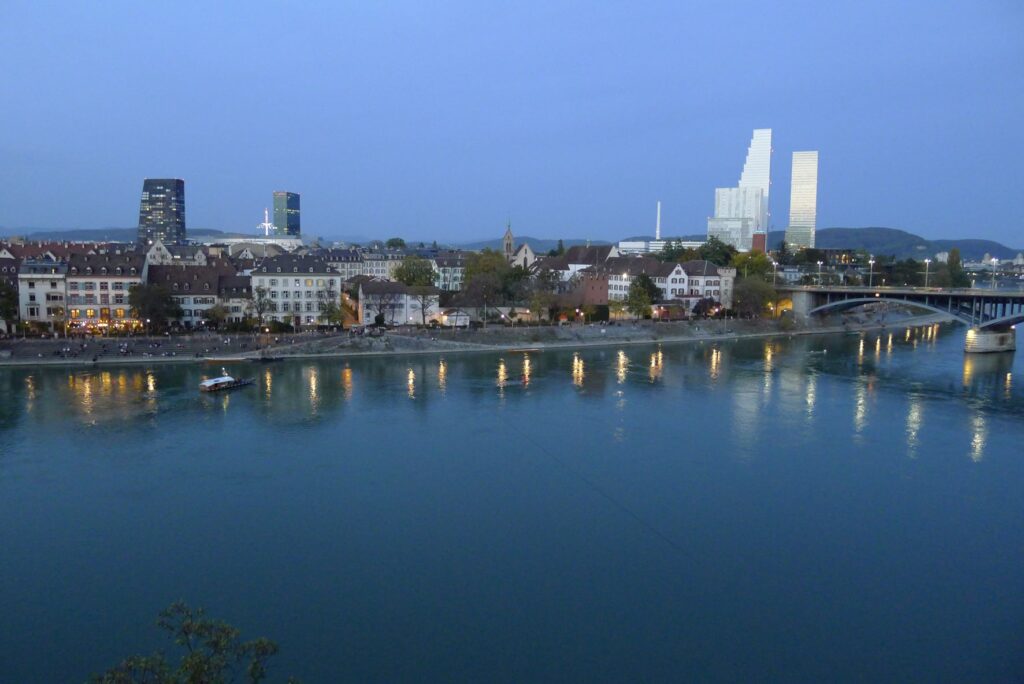 Blick von der Pfalz auf das Kleinbasler Rheinufer. Der Kanton Basel-Stadt verliert überdurchschnittlich viele Kirchenmitglieder.  | © Regula Vogt-Kohler