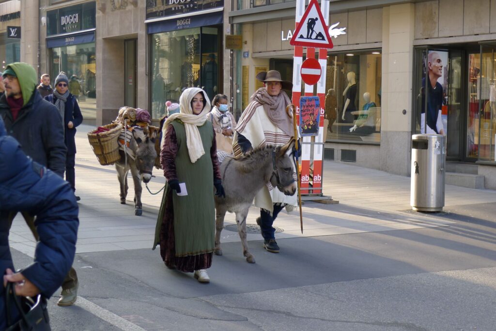 Maria und Josef ziehen mit dem Eselduo Angelo und Paulina durch die Freie Strasse. | © Regula Vogt-Kohler  