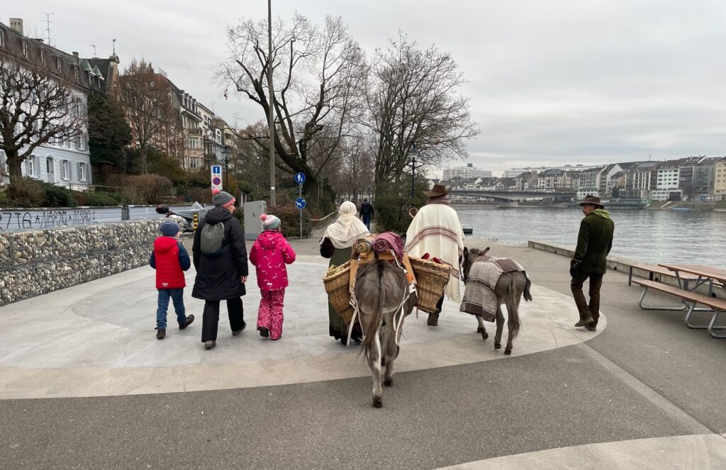 Ungewöhnlicher Besuch am Rhein: Auch dieses Jahr werden Maria und Josef mit den Eseln vor Weihnachten Basel wieder einen Besuch abstatten. | © Matthias Schmitz