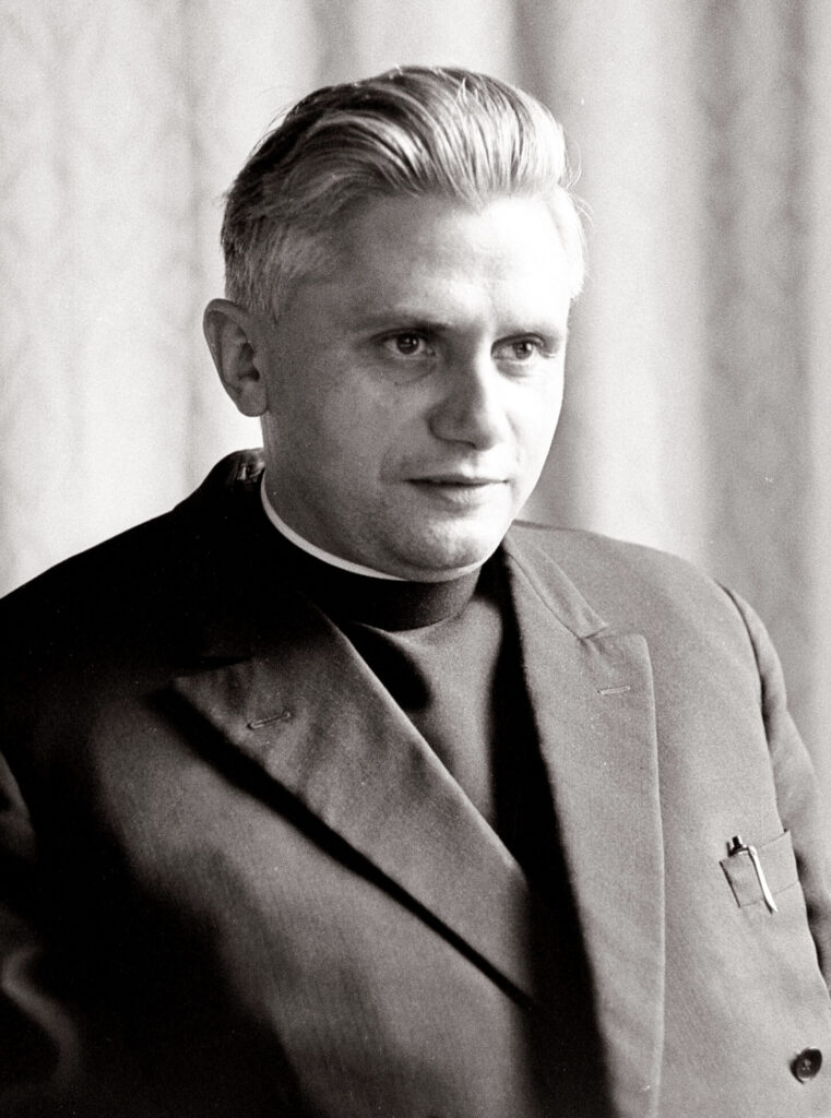 Joseph Ratzinger mit 38 Jahren als Konzilstheologe im Vatikan (14. September 1965). | © Hans Knapp/www.kna.de
