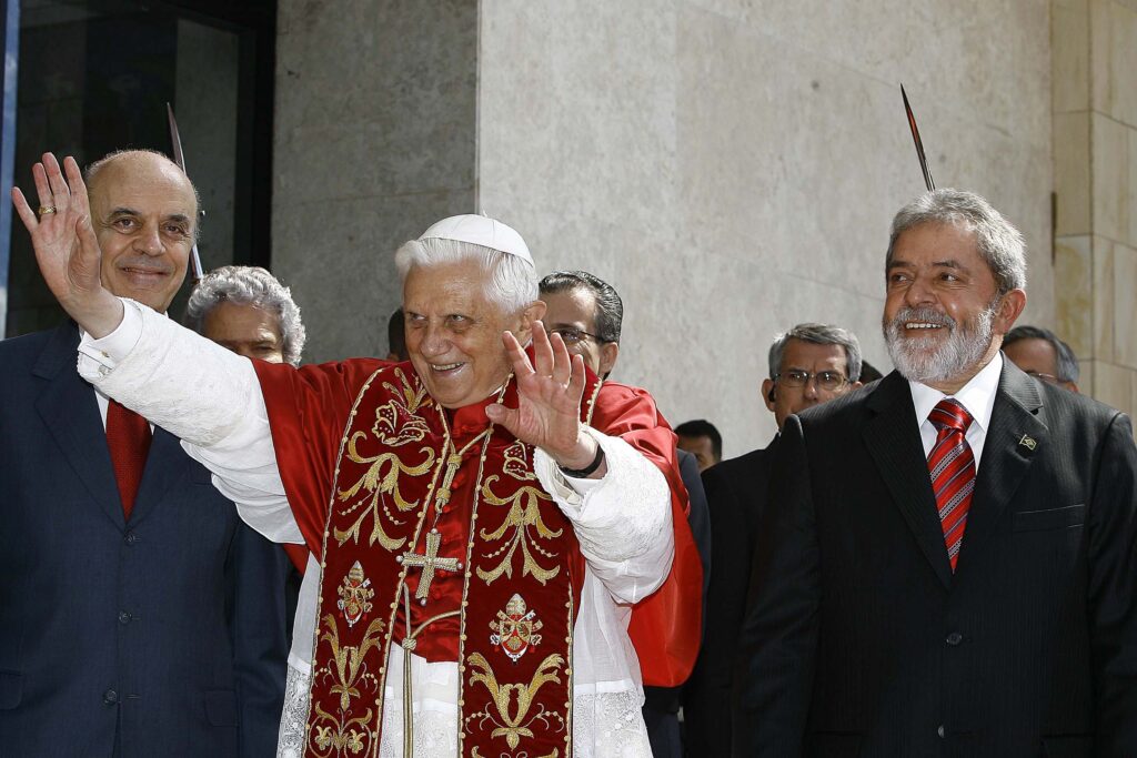 So wirkte er im Alter von 80 Jahren als Papst: Benedikt XVI. in Brasilien mit Präsident Luiz Inácio Lula da Silva (Mai 2007). | © Fabio Pozzebom/ABr, CC BY 3.0 BR