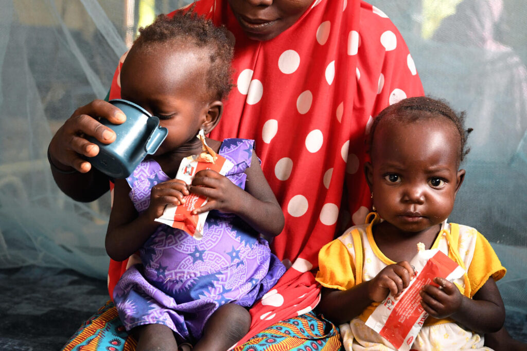 Viele Kleinkinder wie diese Zwillinge in Niger im Oktober 2021 leiden unter Mangelernährung. | © Unicef/Frank Dejongh 