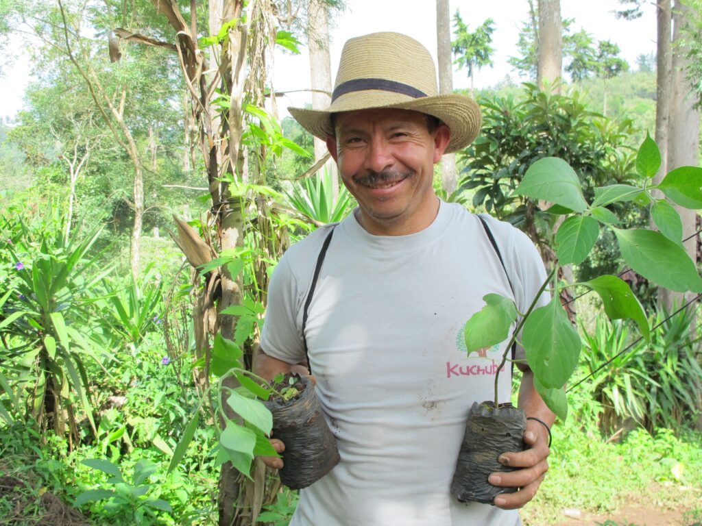 Guatemala: Don Alonso in seiner Parzelle, auf der er agrarökologische Landwirtschaft betreibt. | © Fastenaktion