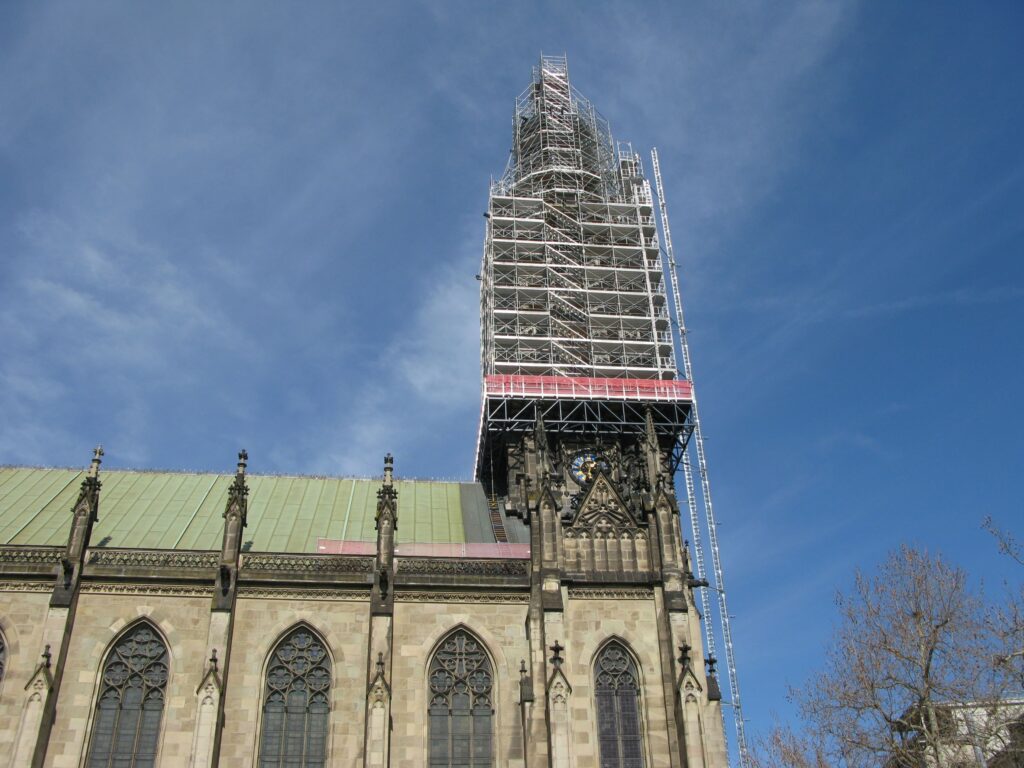 Am Turm der Elisabethenkirche ist die Münsterbauhütte an der Arbeit. | © Christian von Arx