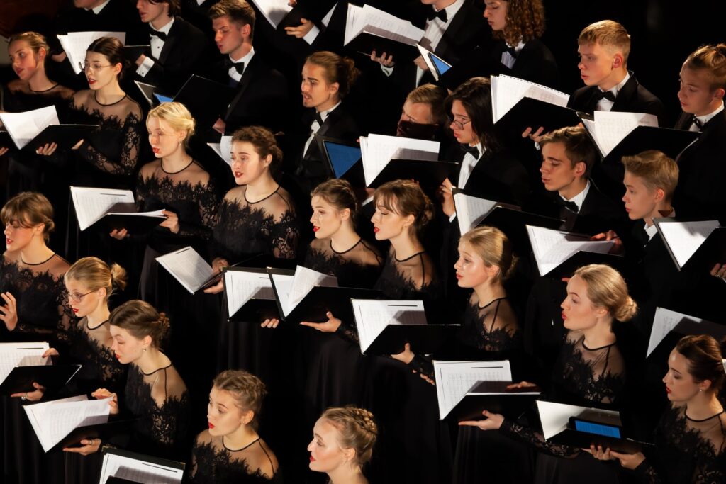 Der Jugendchor der Chorschule an der Kathedrale Riga (Lettland) singt im Auffahrtsgottesdienst im Basler Münster. | © EJCF
