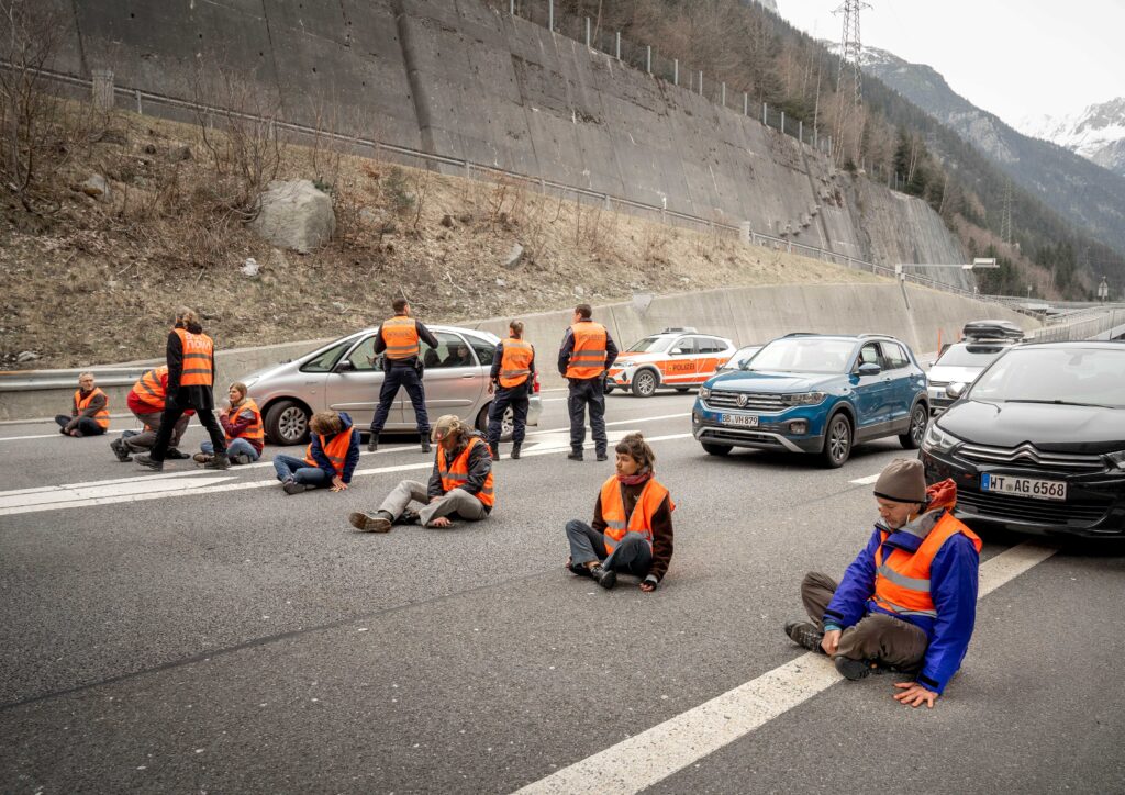 Blockade des Osterverkehrs Richtung Süden vor dem Gotthardtunnel der A2 bei Göschenen am Karfreitag, 7. April, durch sieben Klimaaktivisten von 19 bis 64 Jahren. | © Renovate Switzerland