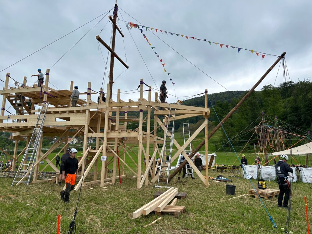 Über das lange Auffahrtswochenende arbeiteten rund 80 Helfende am Aufbau des kantonalen Pfingstlagers «Jublantis».  | © Jubla Region Basel