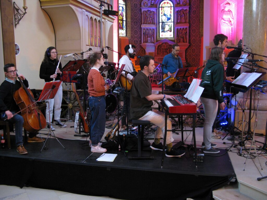 Statt der in Gottesdiensten üblichen Orgel spielte beim Weltjugendtag in Olten eine Band poppige Kirchenmusik. | © Christian von Arx