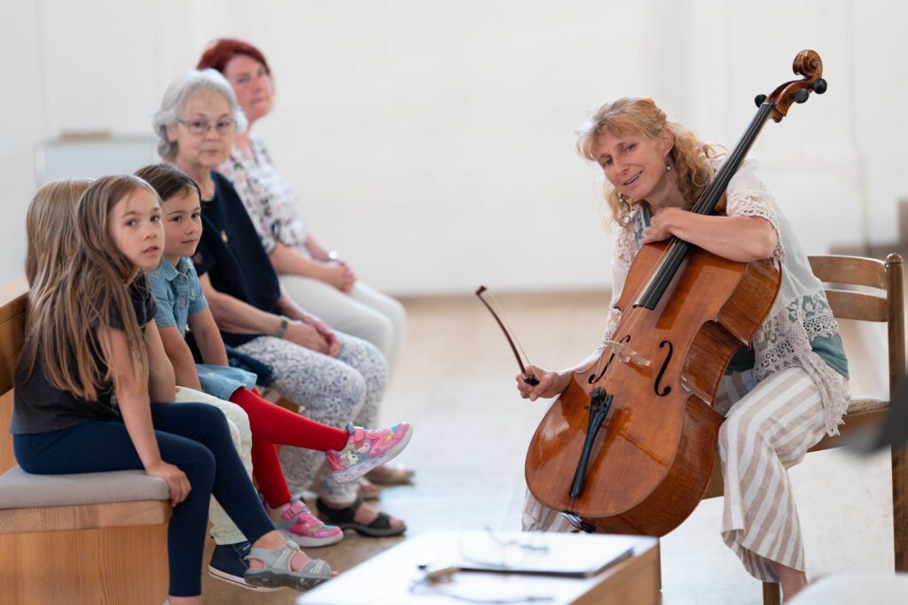 Lostorf: Cellistin Chantal Langlotz vor Kindern in der Kirche St. Martin. | © Patrick Heim
