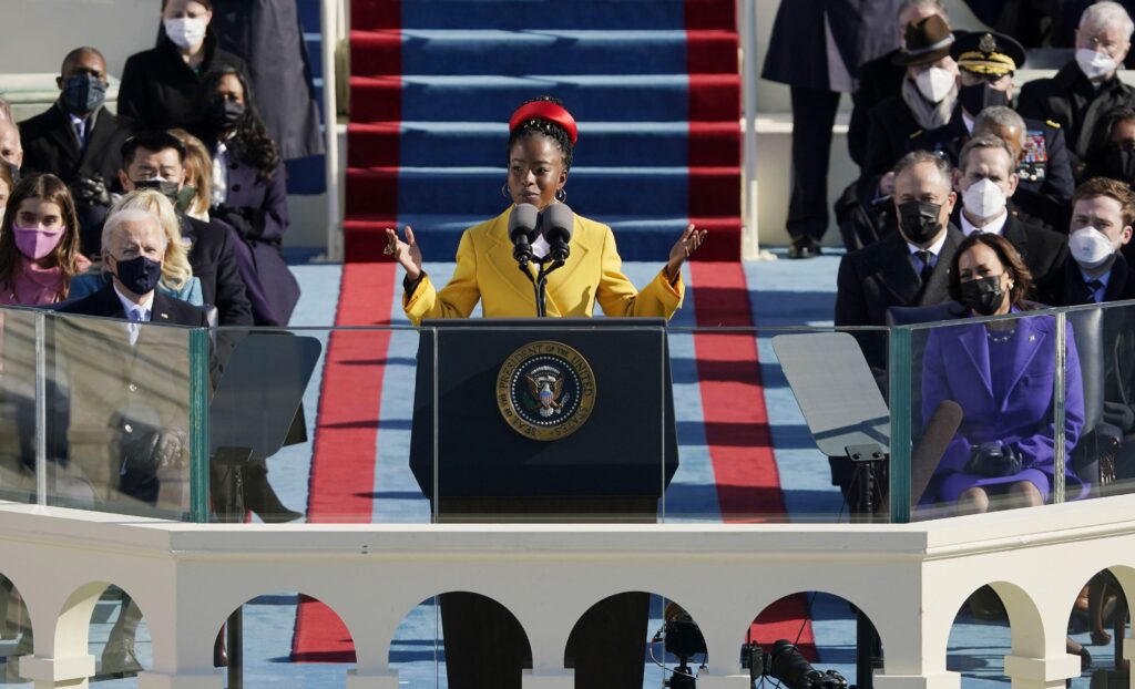 Amanda Gorman bei ihrem Gedichtvortrag an der Amtseinführung von Präsident Joe Biden und Vizepräsidentin Kamala Harris am 20. Januar 2021 vor dem Kapitol in Washington. | © UPI/Alamy Stock Photo
