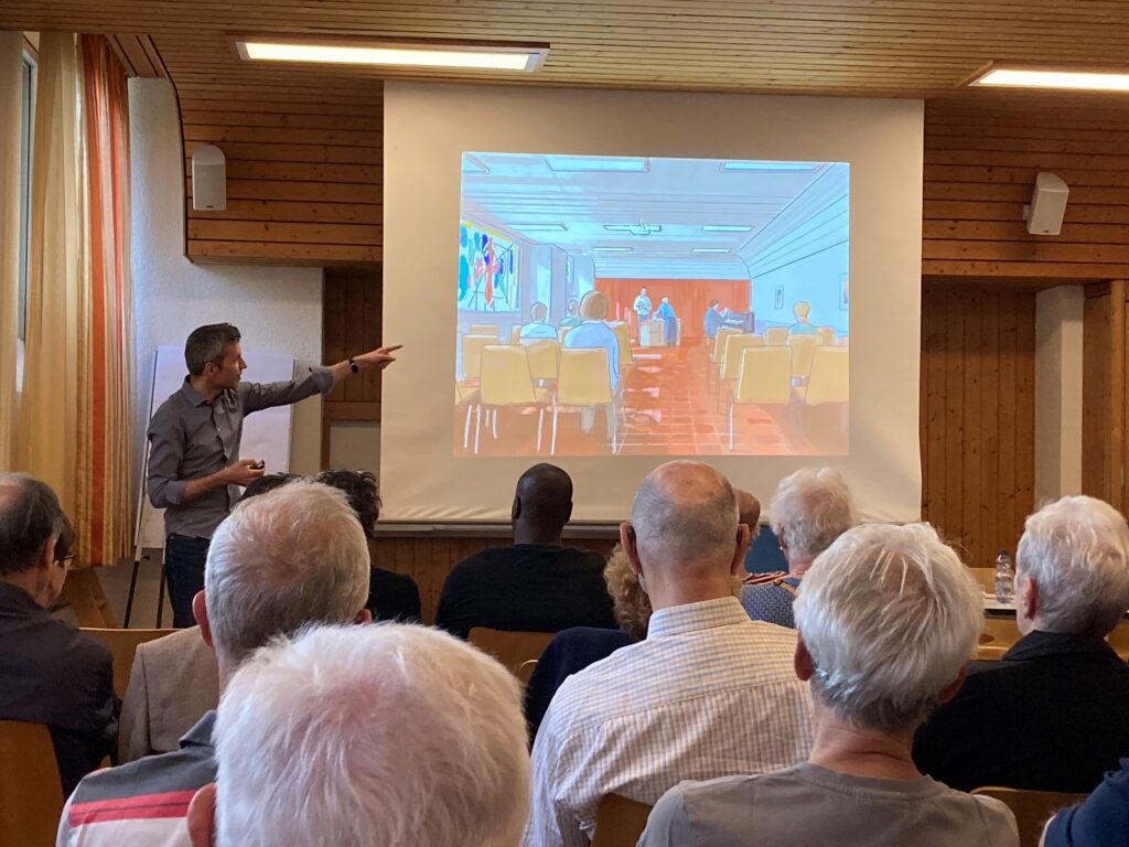 Infoabend in St. Theresia Allschwil: Andreas Courvoisier zeigt, wie der Pfarreisaal aussehen könnte. | © Regula Vogt-Kohler