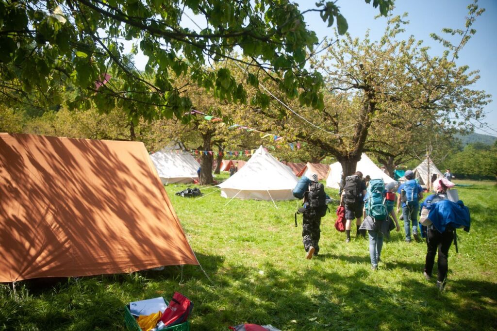 Das kantonale Pfingslager (unser Bild) gab einen Vorgeschmack auf die Sommerlager von Blauring und Jungwacht. Wir wünschen viel Spass, beglückende Erlebnisse und Wetterglück! | © Jubla Region Basel