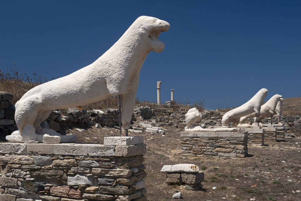 Die Löwenterrasse ist das bekannteste Wahrzeichen von Delos. | © Ggia/wikimedia commons