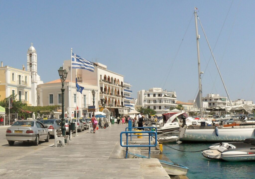 Hier kommt masn an: Der Hafen von Tinos-Stadt. | © grassroutsgroundswell/wikimedia commons