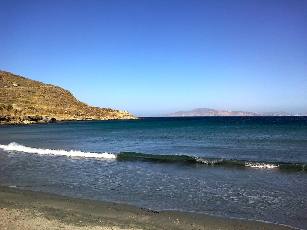 Willkommene Erfrischung: Der Strand von Agios Fokas nahe Tinos-Stadt. | © Rene Boulay/wikiemdia commons