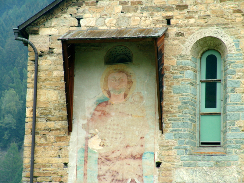 Die Anrufung des heiligen Christophorus soll vor einem plötzlichen Tod bewahren. Daher findet man sein Bild an Kircheneingängen, Toren und Türmen. Heute ist Christophorus vor allem als Schutzpatron der Reisenden bekannt. Der von weitem gut sichtbare überlebensgrosse Christophorus auf unserem Bild befindet sich an der Fassade der Kirche St. Martin in Zillis. | © ewamama/wikimedia commons 