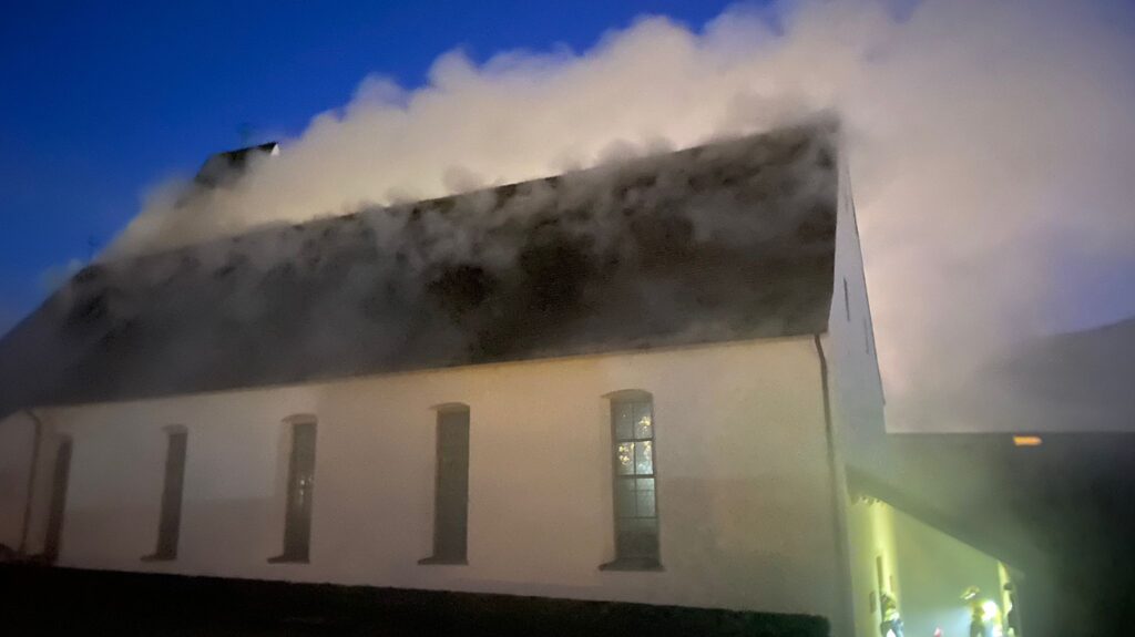 Der Schock: Am Silvesterabend 2021 brannte die Kirche. | © zVg
