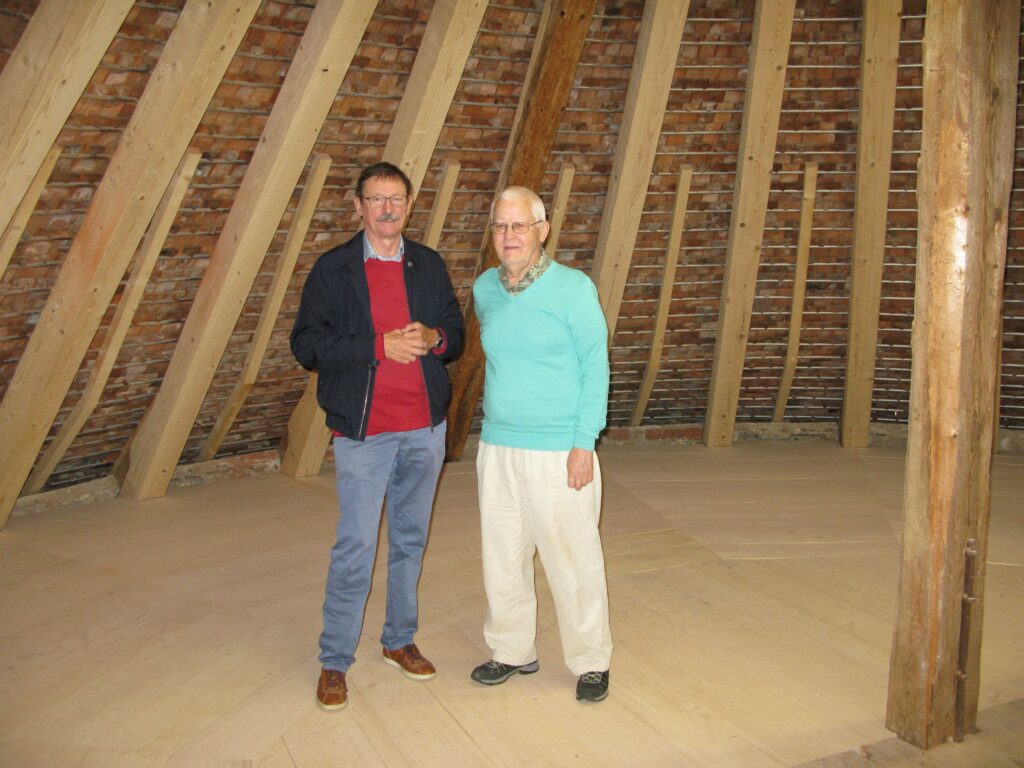 Gustav Ragettli (links) und Georg Sigrist, Präsident und Vizepräsident der Kirchgemeinde (hier im Dachraum über der Apsis), leiteten die Sanierung. | © Christian von Arx
