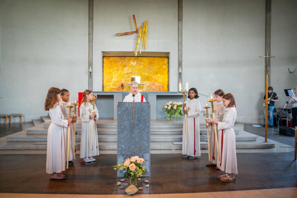 Das Evangelium verkünden: Dieser Auftrag wurde Dorothee Becker bei ihrer Einführung ins Amt als Gemeindeleiterin der Pfarrei St. Franziskus in Riehen gegeben. | © Mimmo Muscio