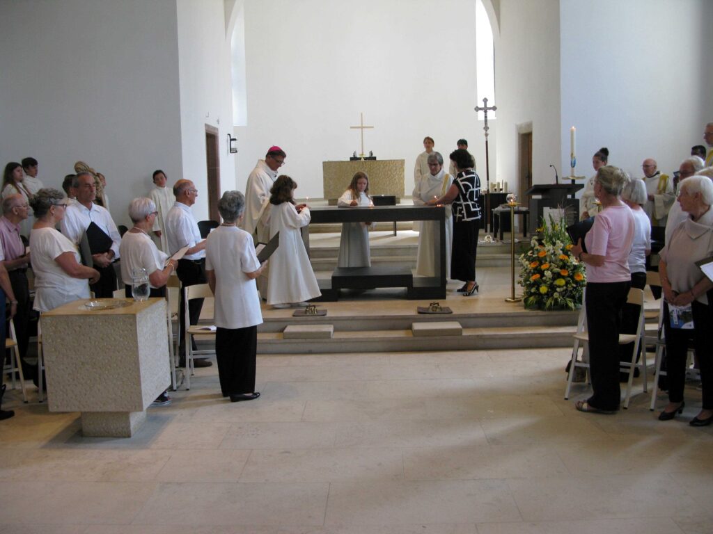 Gut anderthalb Jahre nach dem Brand von Silvester 2021 steht die Kirche St. Nikolaus der Pfarrei Hofstetten-Flüh wieder zur Verfügung. In einem feierlichen Gottesdienst am Sonntag, 20. August, segnete Bischof Felix Gmür die renovierte Kirche ein und weihte den neuen Altar, in den er Reliquien der Thebäischen Legion und von Bruder Klaus einsetzte. Dabei durften auch die Ministrantinnen helfen (Bild). Die neue, helle Gestaltung des Innenraums fand viel Anerkennung, die verbesserte Akustik bewährte sich. | © Christian von Arx