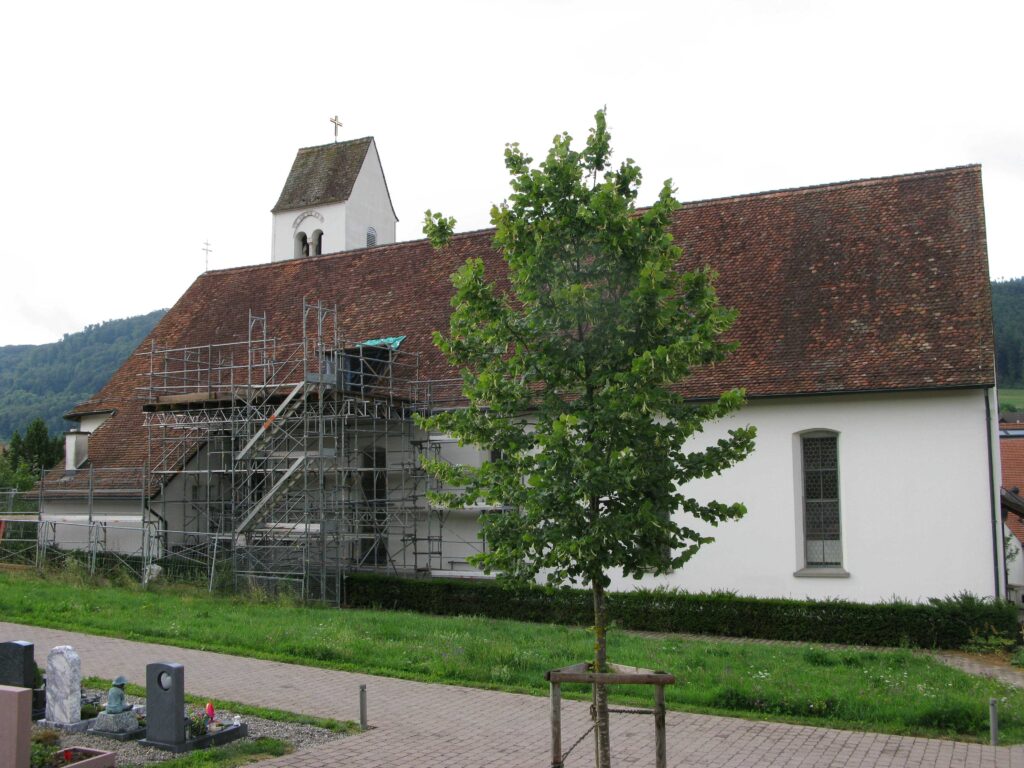Die Nordseite der Kirche von Hofstetten noch mit einem Gerüst (Aufnahme 26.7.2023). | © Christian von Arx