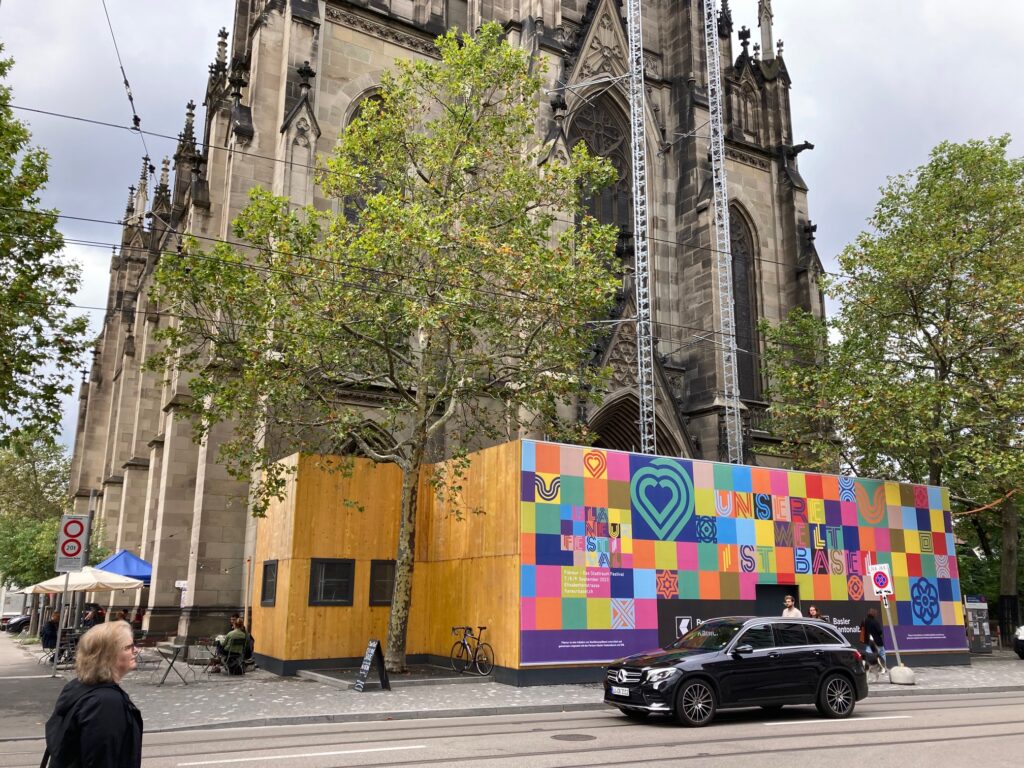 Drei Tage lang, vom 7. bis 9. September, präsentiert das Flâneur Festival in der temporären Fussgängerzone Elisabethenstrasse die Vielfältigkeit Basels. Mit einem Stand dabei ist auch die Offene Kirche Elisabethen.  | © Regula Vogt-Kohler