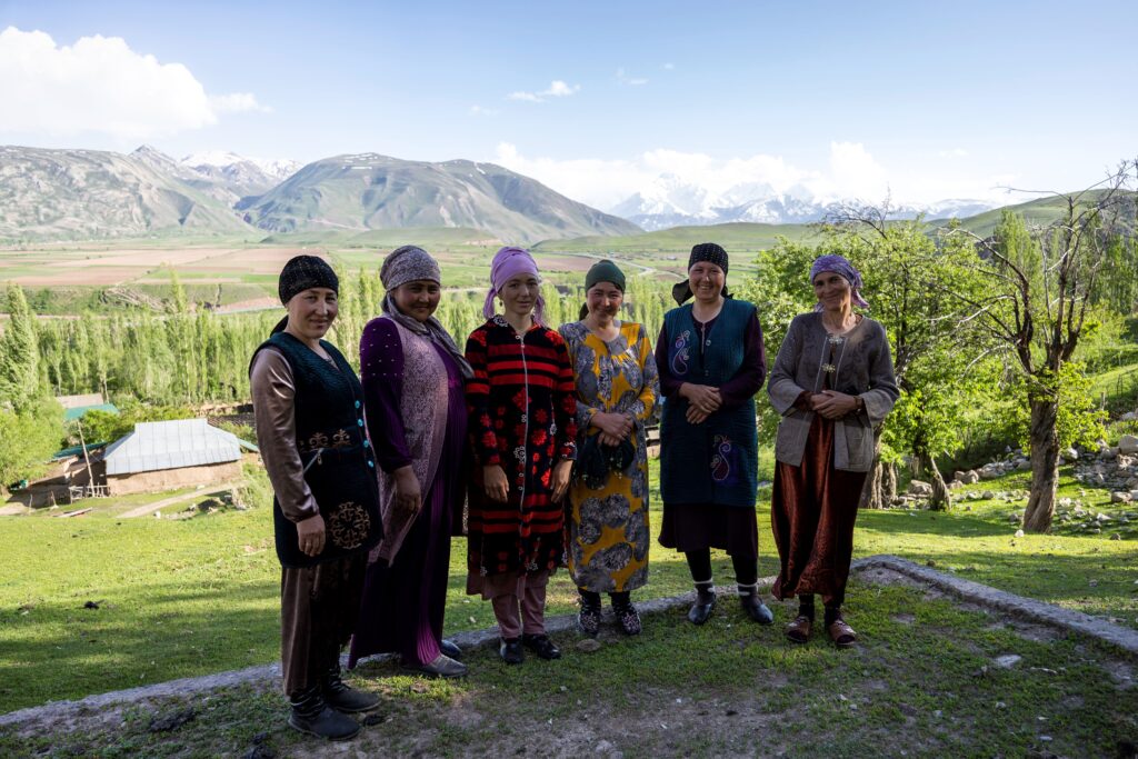 Inobat Sadirova und ihre Frauengruppe.| © Reto Albertalli/Caritas Schweiz