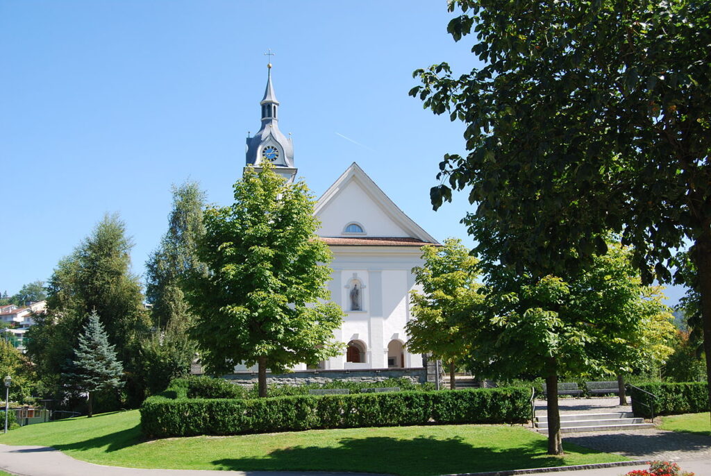 Die Kirche St. Martin von Adligenswil (Luzern). | © wikimedia commons/Dietrich Michael Weidmann (CC-BY-SA-3.0)