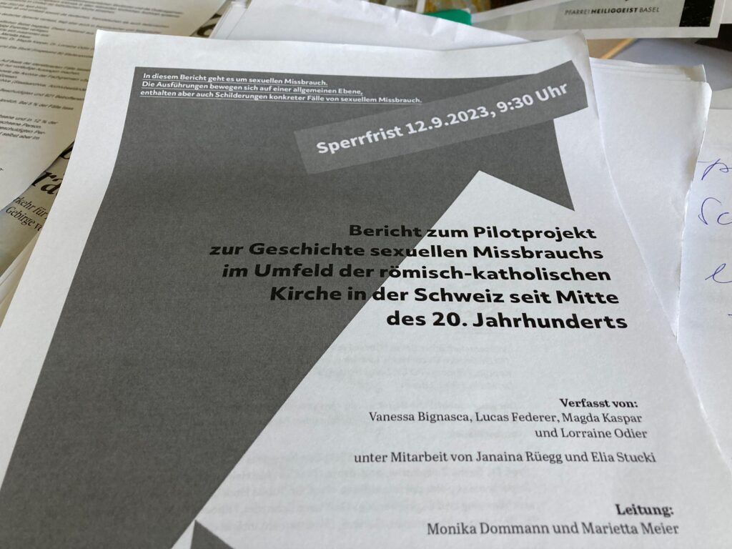 Titelblatt der Pilotstudie zum sexuellen Missbrauch im Umfeld der römisch-katholischen Kirche. | © Regula Vogt-Kohler 