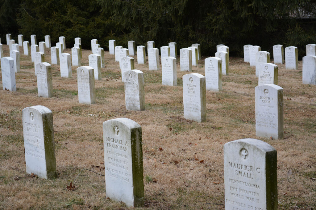 Am 19. November 1863 hielt der US-amerikanische Präsident Abraham Lincoln anlässlich der Einweihung eines Soldatenfriedhofs auf dem Schlachtgelände von Gettysburg in Pennsylvania ein ebenso kurzes wie eindringliches Plädoyer für Demokratie und Freiheit. Die Schlacht von Gettysburg vom 1. bis 3. Juli 1863 war einer der Wendepunkte im Amerikanischen Bürgerkrieg, der im April 1865 mit dem Sieg der Unionstruppen endete. Auf dem Nationalfriedhof haben Soldaten, die in anderen Kriegen umgekommen sind, ihre letzte Ruhestätte gefunden. | © wikimedia/PetJayHau