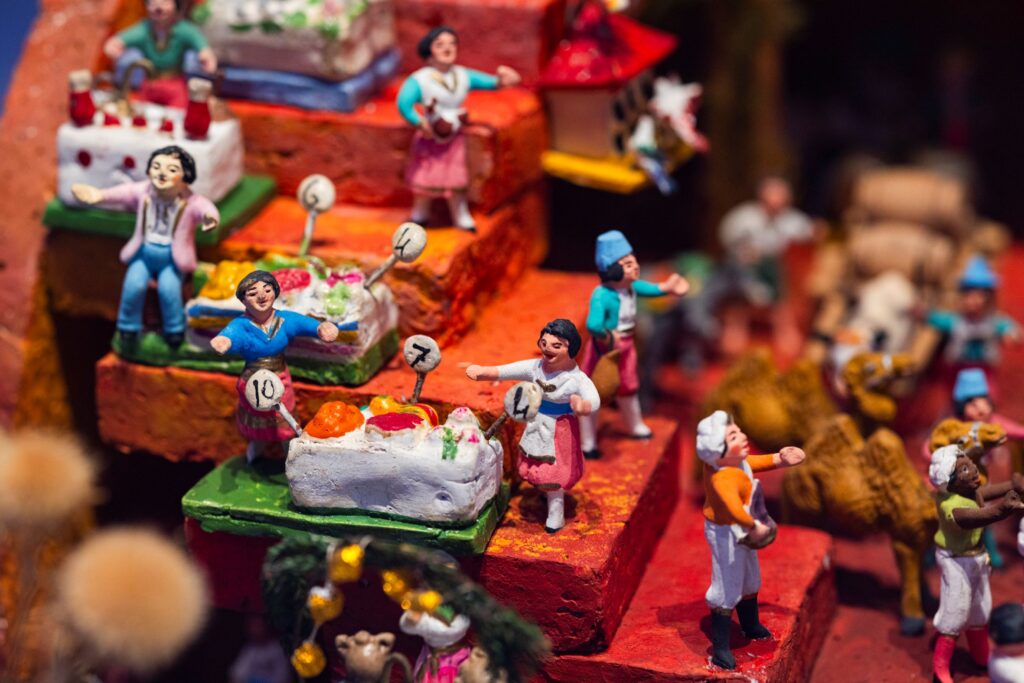 Das Lied «Stille Nacht, heilige Nacht» besingt Weihnachten als Zeit der stillen Andacht. Doch wenn Engel, Hirten, Musikanten und Marktverkäuferinnen das Jesuskind besuchen, ist es aus mit der Ruhe. Die Ausstellung «Stille Nacht?» im Museum der Kulturen Basel zeigt Weihnachtskrippen mit vielen Gästen und lädt ein, Weihnachtslieder mitzusingen. | © Museum der Kulturen Basel 