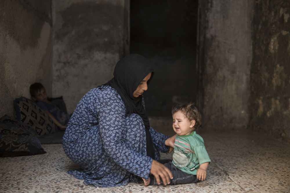Jalil und Khadije haben mit ihren sieben Kindern Unterschlupf in einem leerstehenden Haus gefunden. © Hasan Bilal  