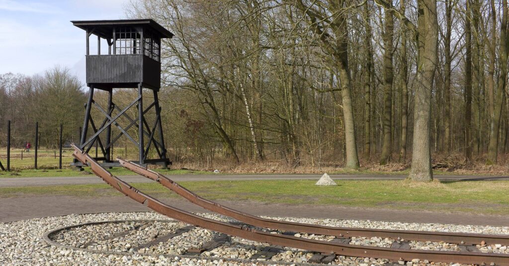 Erinnerungszentrum Lager Westerbork: Diese Schienen führten während des Zweiten Weltkriegs zu Vernichtungslagern wie Auschwitz-Birkenau und Sobibor.  | © wikimedia/Blacknight