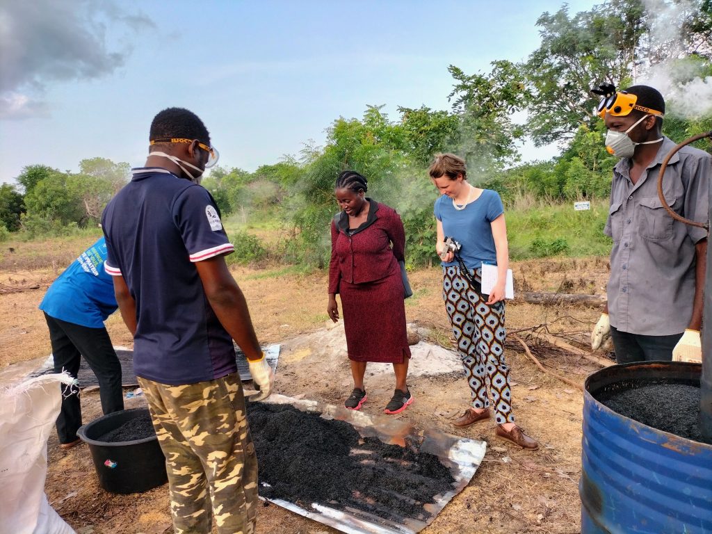 Nicole Bolliger von Brücke Le Pont (2. v. r.) beim Testkarbonisieren von organischen Abfällen für die Herstellung von nachhaltiger Kohle in Benin mit der Partnerorganisation AFeDDA. | © Brücke Le Pont
