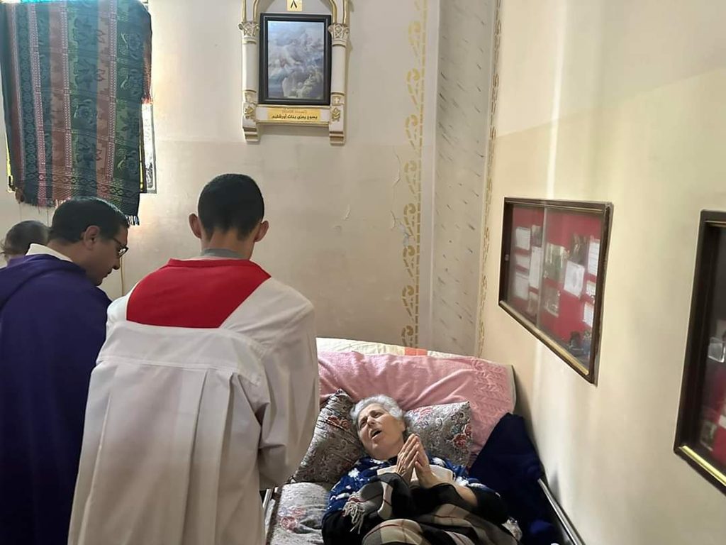 Der Priester bringt einer kranken Frau die Kommunion.  | © Pfarrei Hl. Familie, Gaza