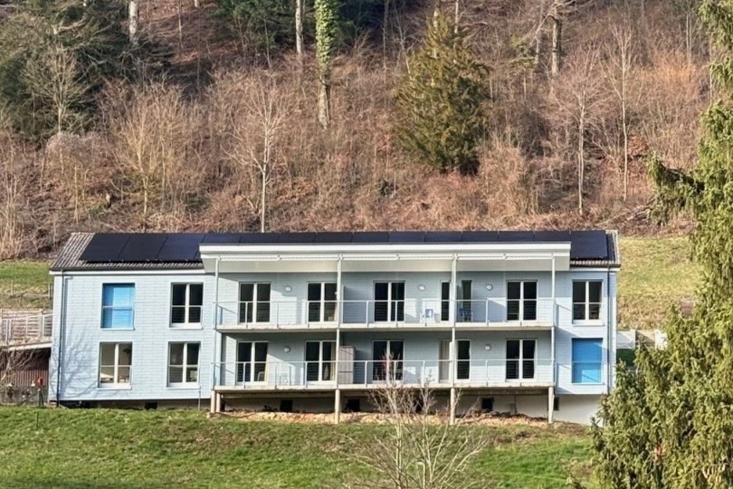 Schwesternhaus mit Solarpanels | ©zVg