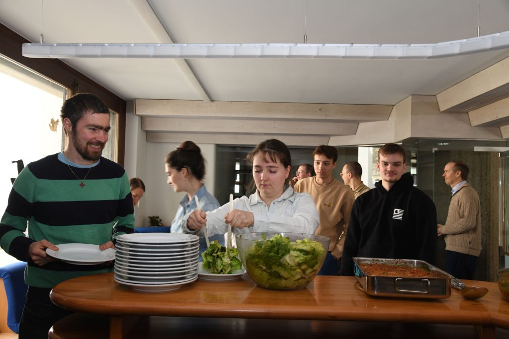 Ein vegetarisches Mittagessen aus geretteten Lebensmitteln – das können Studierende bei der Katholischen Universitätsgemeinde in Basel dienstags geniessen. Die WGs des Wohnheims stellen die Lebensmittel, die sie nicht mehr verwenden, einem Kochteam zur Verfügung, das daraus dann ein Drei-Gänge-Menü zaubert. | © SJ-Bild/Celine Fossati