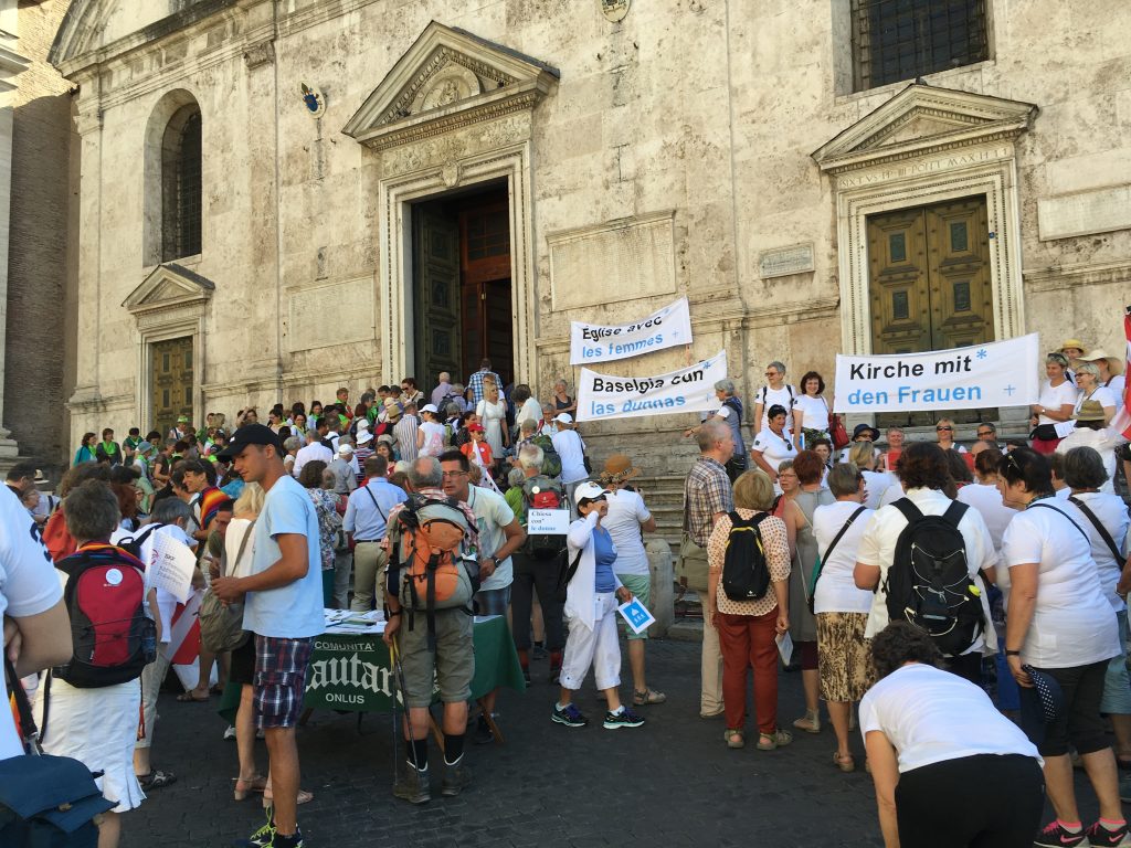 Über 1000 Pilgerinnen und Pilger haben sich auf den Weg nach Rom gemacht mit dem Ziel, für eine Kirche mit allen Menschen einzustehen. | © Dorothee Becker
