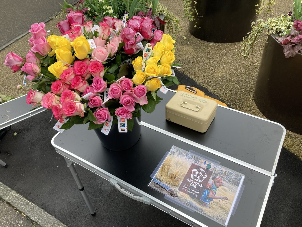 Die Menschen in den Pfarreien in Basel-Stadt, Basel-Landschaft und Solothurn haben sich für die diesjährige Ökumenische Kampagne mächtig ins Zeug gelegt. Die Gläubigen in den Kirchgemeinden und Pfarreien organisierten Suppentage und Sammelaktionen. Am Aktionstag für das Recht auf Nahrung verkauften Freiwillige, wie hier in der Pfarrei Heiliggeist (BS), Fairtrade-Rosen. | © Viola Stalder
