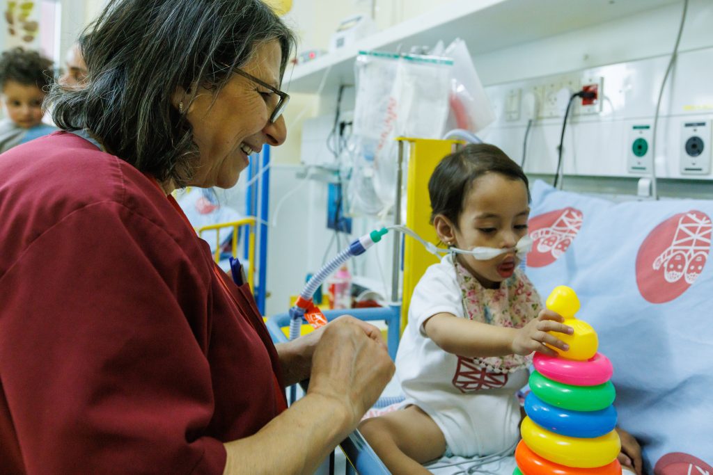 Wann immer sie kann, hilft Amal Hawash auch auf der Krankenstation: Mit einem liebevollen Lächeln spendet sie Trost. |©Andrea Krogmann