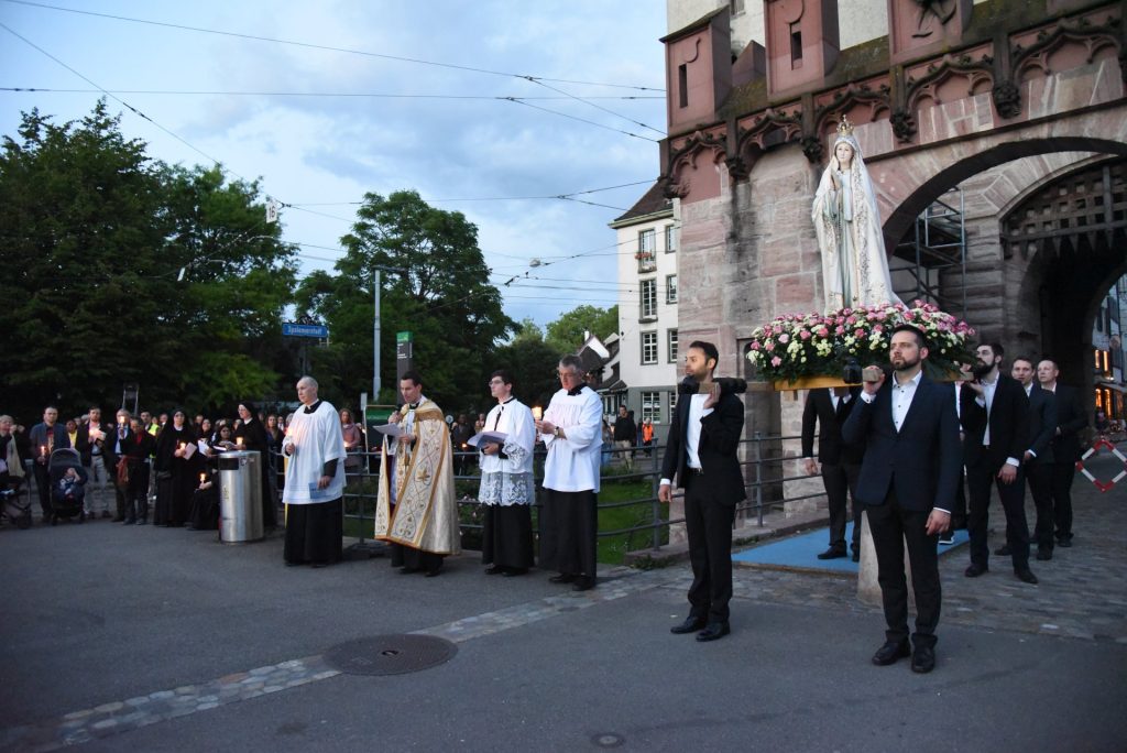 Am Abend des 17. Mai fand in Basel eine Fatima-Lichterprozession statt mit Fahnen, Blasmusik, viel Gesang und Gebet. Etwa 330 Personen nahmen daran teil. Der Anlass geht zurück auf die von der katholischen Kirche anerkannten Marienerscheinungen im portugiesischen Fatima. | © Militia Immaculatae, Basel