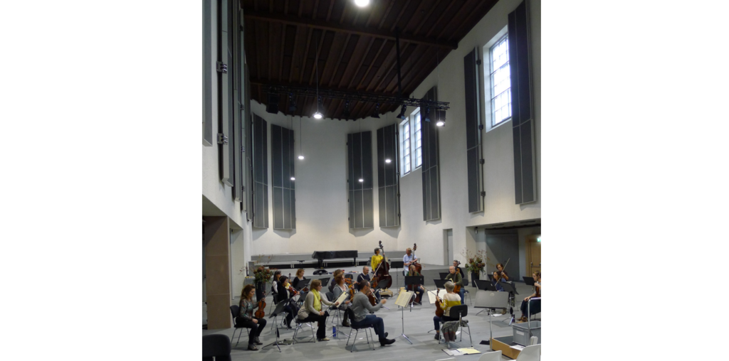 Wo früher die heilige Messe gefeiert wurde, proben heute Musiker/innen. | © Archiv Kirche heute