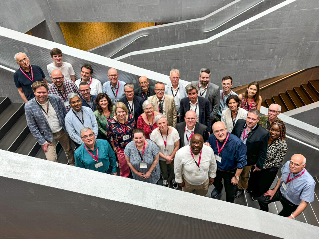 Wissenschaftler/innen kamen Ende Juni an der Universität Luzern zusammen, um an der internationalen Konferenz zu «Theologie und Leadership» teilzunehmen. Sie stellten ihre Forschungsergebnisse zur Fragestellung: «Warum bringt die theologische Sichtweise auf Führung einen klaren Nutzen – nicht nur für die Kirche?» vor. | © Theologische Fakultät der Universität Luzern