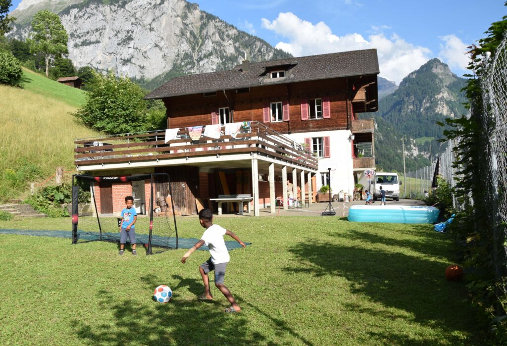 Über 50 Geflüchtete haben im Juli ein Sommerlager im Berner Oberland erlebt. Sie machten Ausflüge, spielten Fussball und Basketball, wanderten oder machten eine Schnitzeljagt. Das Lager wurde durch verschiedene Einrichtungen der Katholischen Kirche ermöglicht. | © Katholische Kirche im Lebensraum St. Gallen