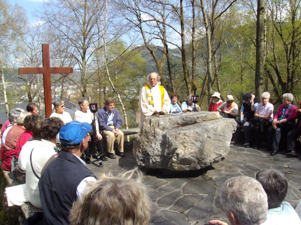 Franz Kuhn bei einer Messe in Lourdes. | © Archiv Kirche heute