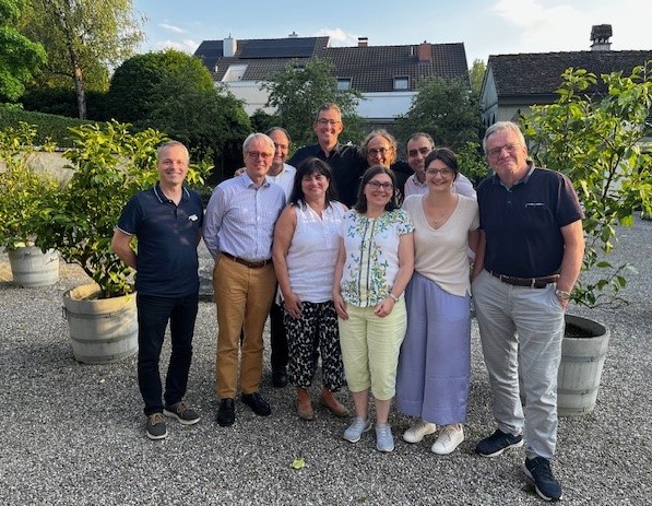 (von hinten links nach vorne rechts): Alexander Pasalidi, Georg Meffert, Stefan Knobel, Domenico Sposato, Michael Frei, Denis von Sury d`Aspremont, Angelika Meissen, Sandra Büchli, Isabelle Maurer, Franz Vogel. Es fehlen: Andrea Vonlanthen, Jürg Vögtlin, Benedikt Locher, Beat Siegfried, Alex Maier | ©zVg